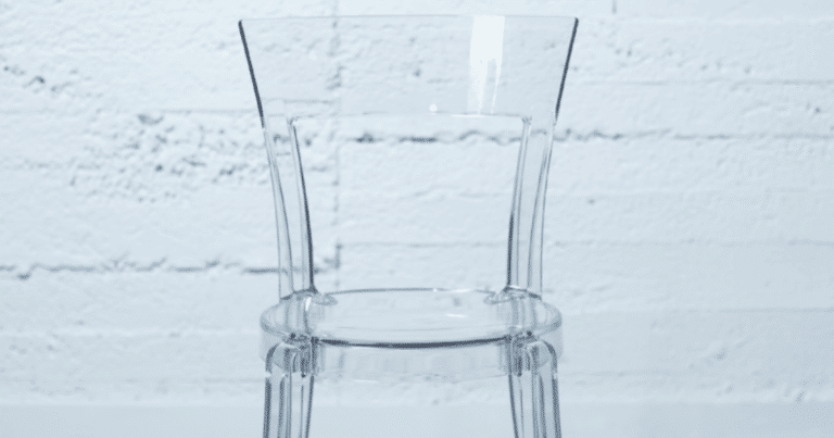 Silla de metacrilato transparente y vacía simbolizando la verdad y la transparencia