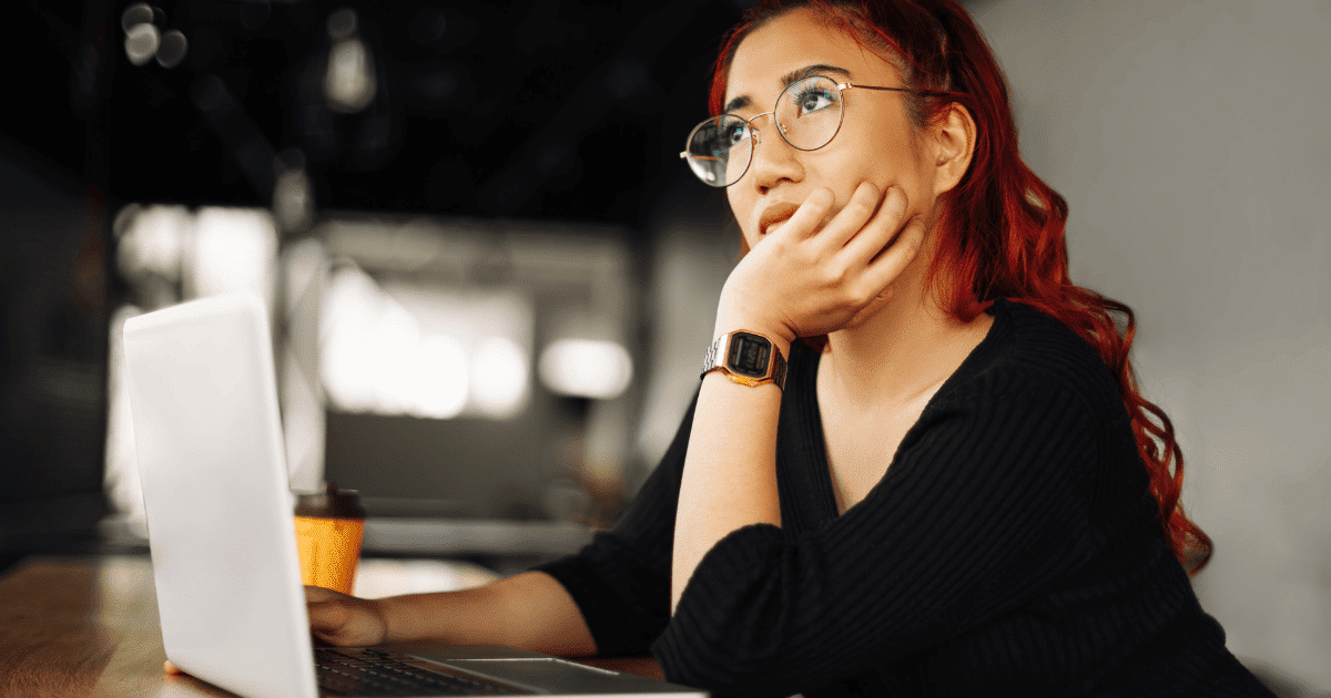 Mujer con manos en la cara estresada por el coste de mantener una web