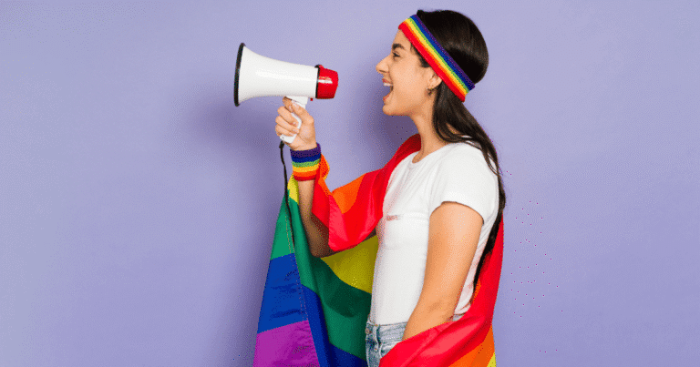 Mujer con megáfono defendiendo los derechos LGTBI+ y la privacidad digital