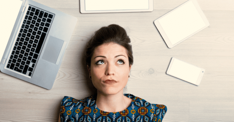 Mujer relajada con portátil, móvil y tablet para generar ideas de blog de ONG