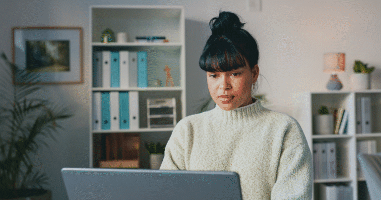 Mujer desarrolladora analizando un diseño WordPress a medida en portátil