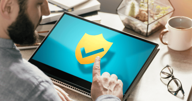 Hombre en la oficina monitorizando la seguridad web en una tableta digital