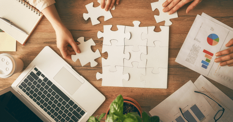 Manos encajando piezas de un puzzle de estrategia digital para ONG