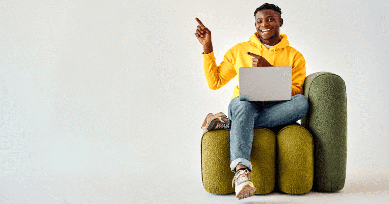 Hombre joven sonriendo tranquilo con portátil después del mantenimiento web
