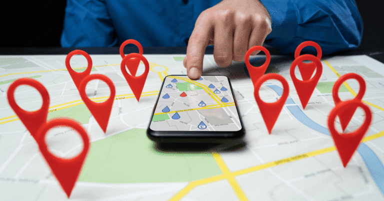 Móvil con iconos de ubicación de Google Maps y un mapa geolocalizado