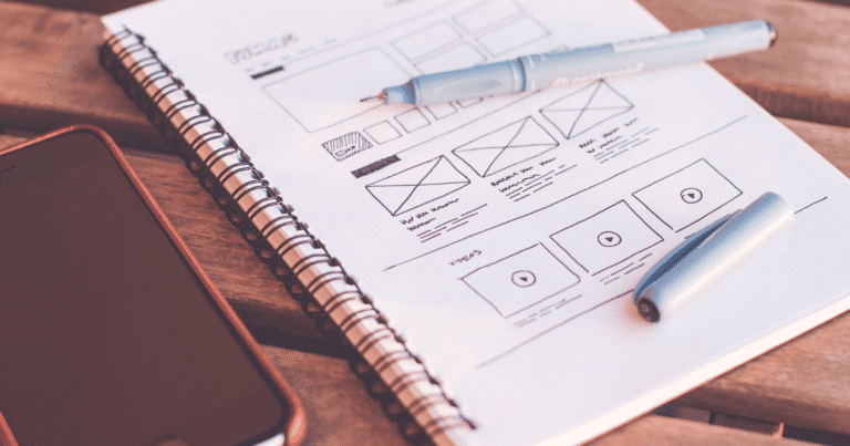 Cuaderno abierto con esquema de arquitectura web y estructura de páginas