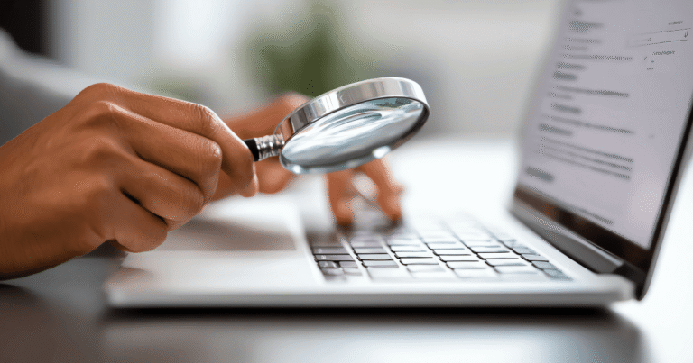 Persona con lupa analizando contenido de blog en un portátil