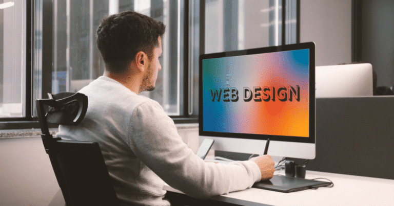 Desarrollador web creando una estrategia digital y diseño web