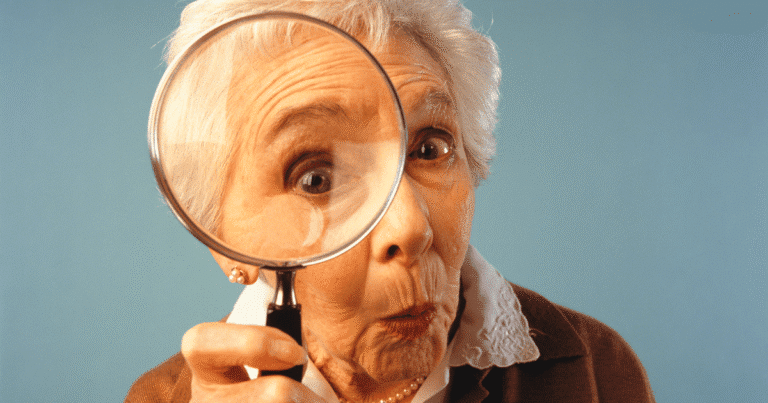 Mujer mayor con lupa buscando la intención de búsqueda en SEO