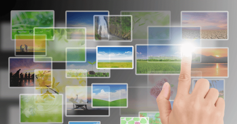 Primer plano de una mano interactuando con una cuadrícula digital de imágenes variadas (naturaleza, personas, paisajes), representando el proceso de selección y optimización de activos visuales para SEO e inteligencia artificial.