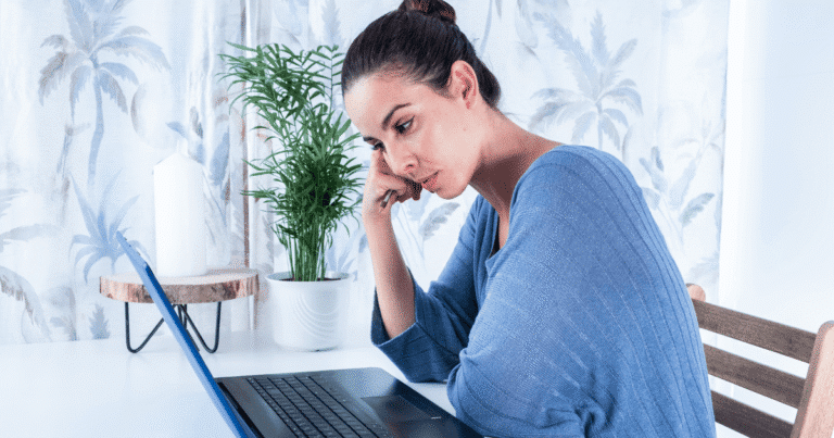 Mujer concentrada realizando una auditoría SEO y análisis técnico en un portátil