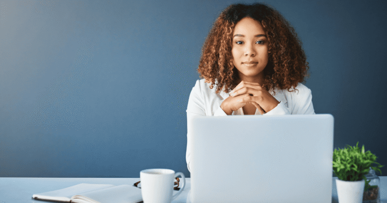 Mujer mirando a cámara con expresión de confianza: Autoridad y credibilidad E-E-A-T