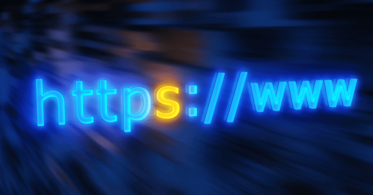 Composición minimalista sobre fondo azul donde se lee el texto "https://www". La letra "S" destaca en color amarillo vibrante mientras que el resto de los caracteres permanecen en tonos azules, enfatizando el protocolo seguro.