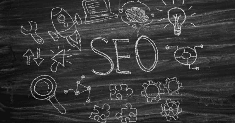 Dibujo en una pizarra que muestra un cohete despegando, una lupa analizando la palabra SEO, engranajes técnicos y figuras geométricas, representando el esquema de madurez y rentabilidad de una estrategia digital.